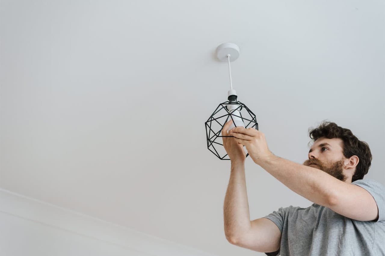 Decorator replacing a light bulb
